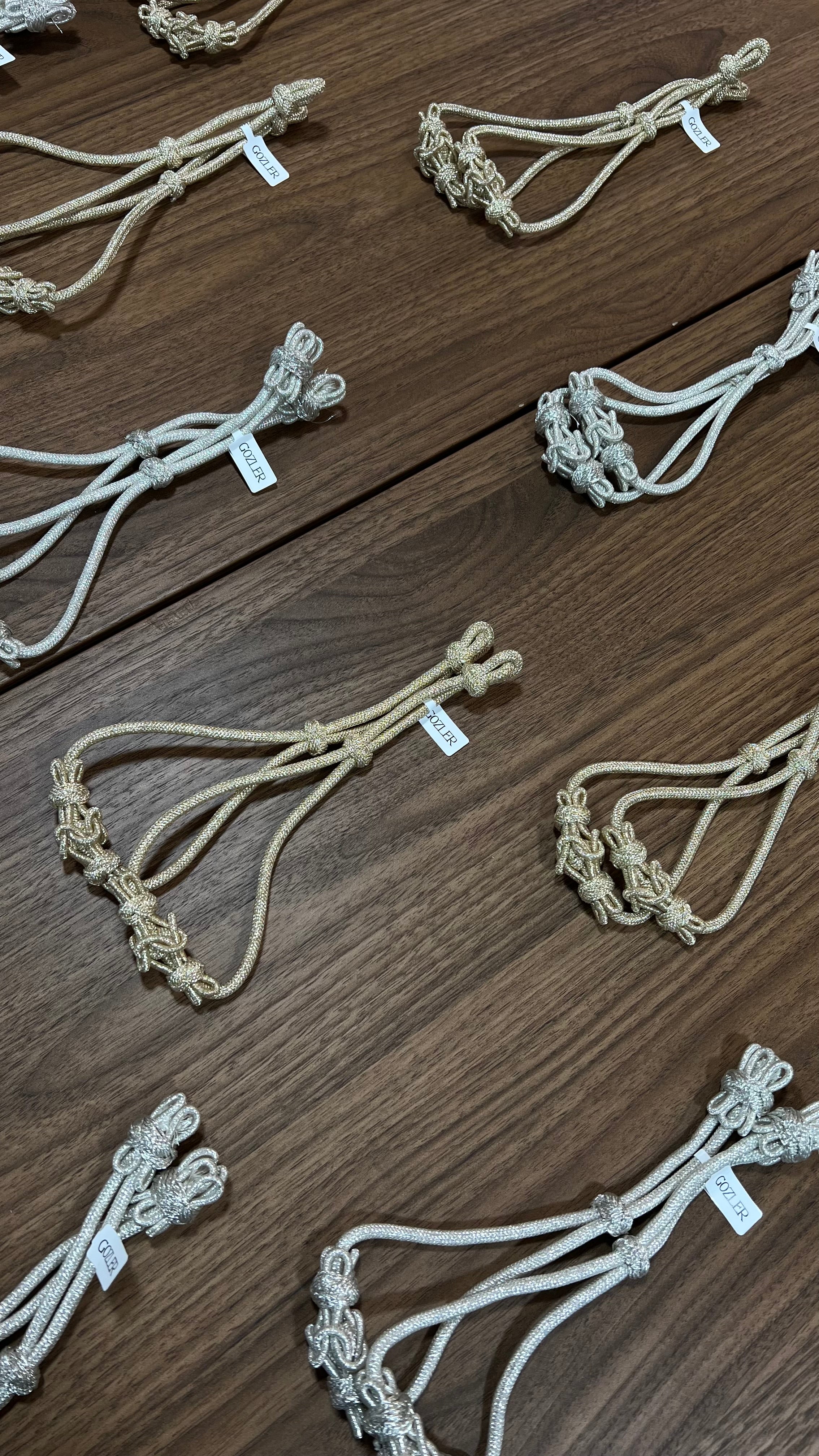 Sujeta mangas caftán dorado