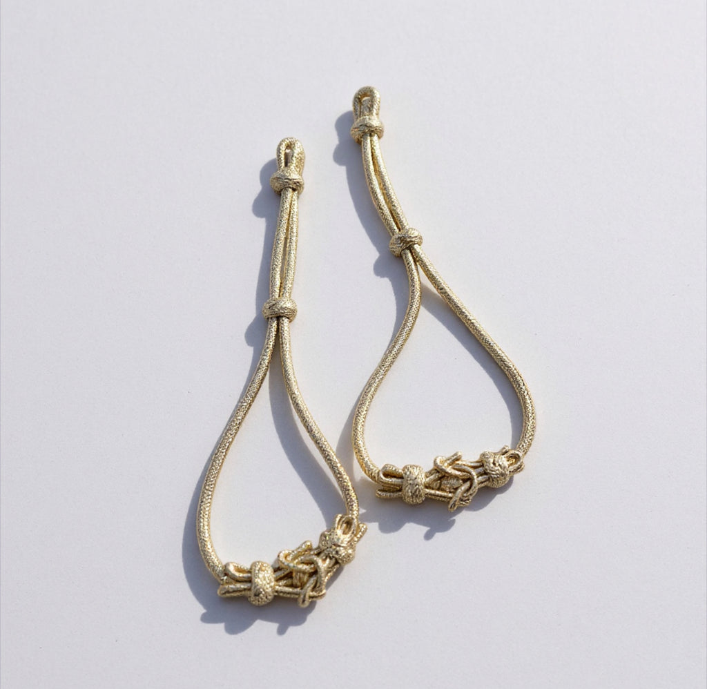 Sujeta mangas caftán dorado