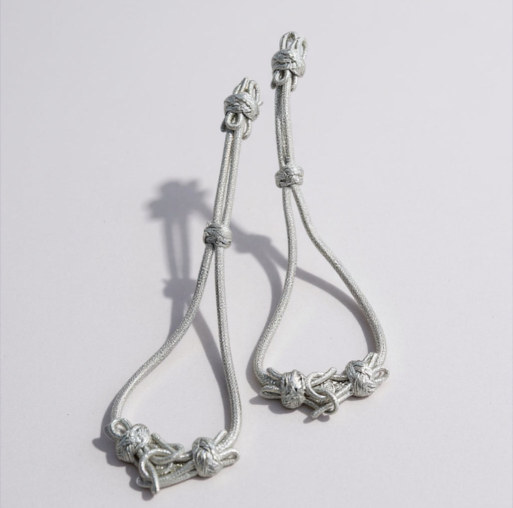 Sujeta mangas caftán plata